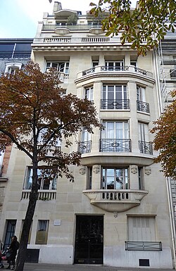 Art Deco reinterpretation of the Doric pilasters on the facade of Avenue du Président-Wilson [fr; it] no. 18, Paris, by Henri Tauzin [fr; lv; sr; fa; ja], 1913[30]