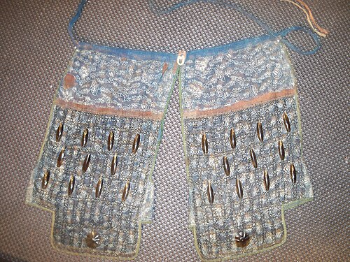 Antique Japanese samurai Edo period haidate, thigh protection with small lacquered iron plates connected by chain armor kusari sewn to cloth.