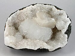 Goosecreekite with heulandite-Ca on quartz
