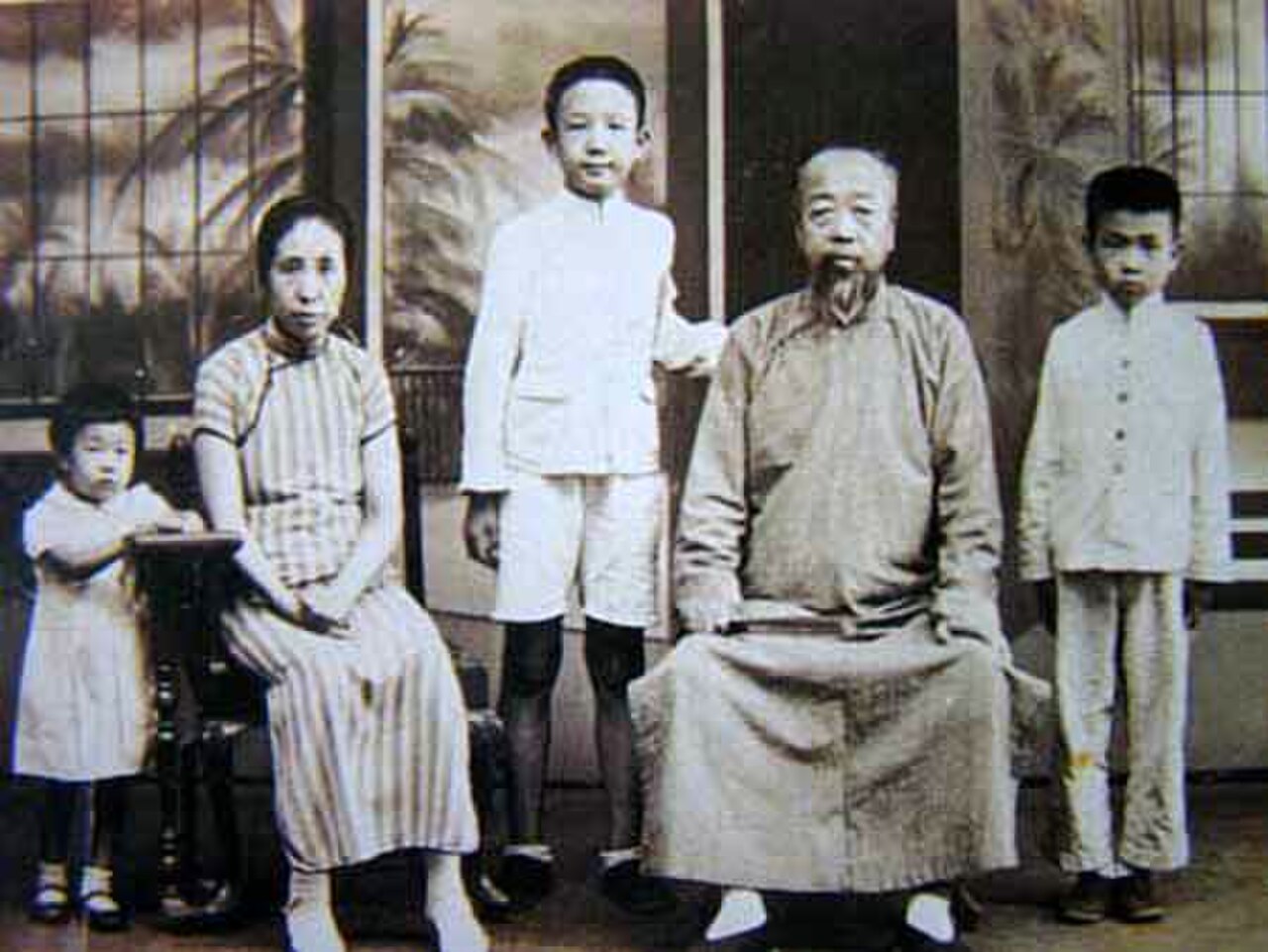 Ji Gongquan and Family (Left Ji Qing, Center Chaoli, Right Chaozhu).jpg