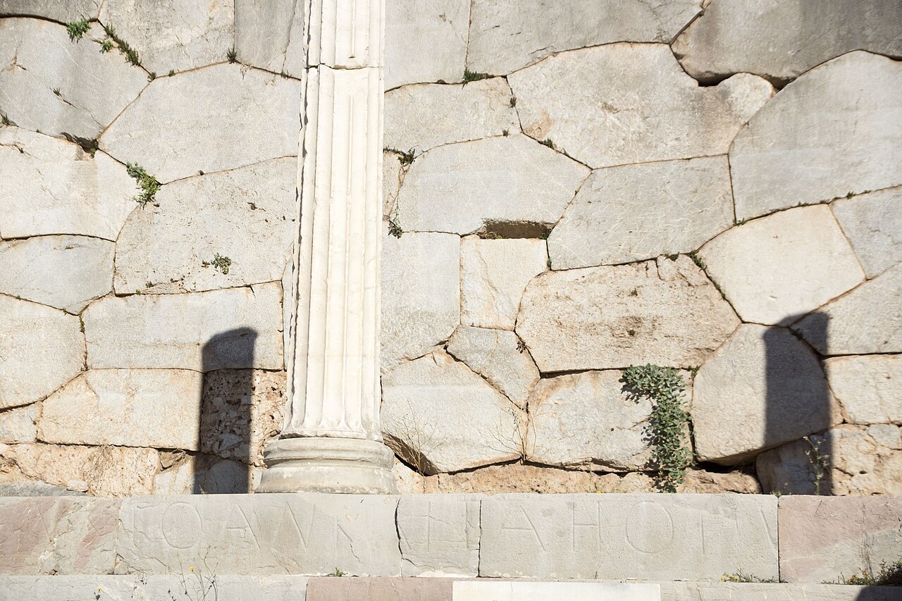 Section of Polygonal Wall at Delphi.jpg
