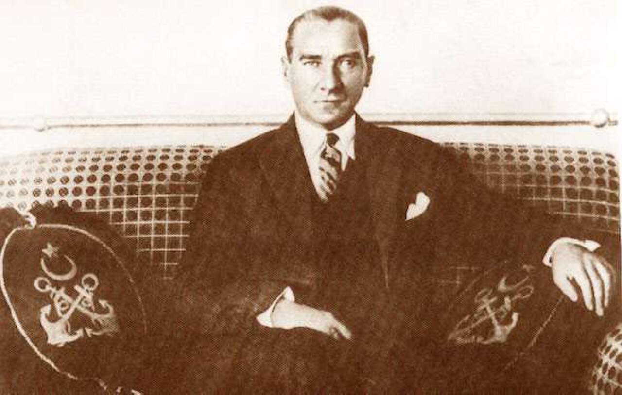 Atatürk, Gülcemal Vapuru'nda Mudanya açıklarında (5 Haziran 1926).jpg