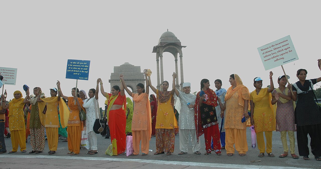 A formation of human chain at India Gate by the women from different walks of life at the launch of a National Campaign on prevention of violence against women, in New Delhi on October 02, 2009.jpg