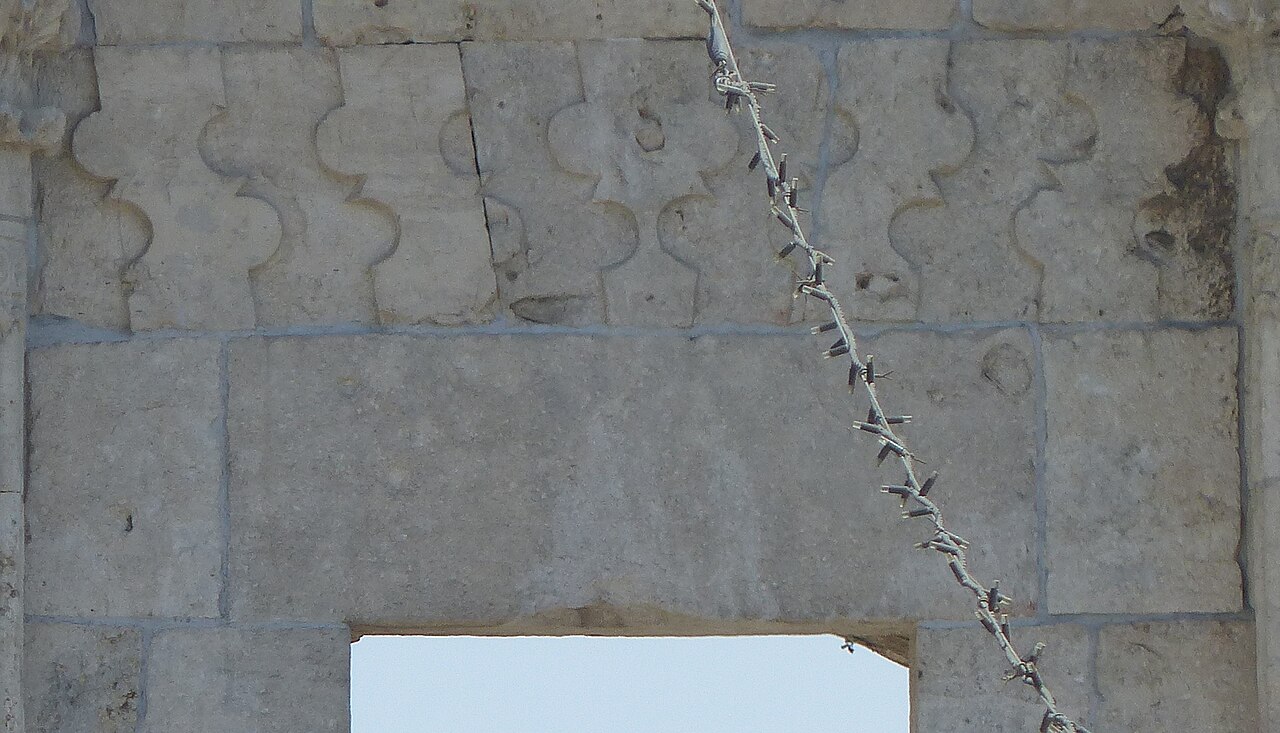 Puerta de Damasco, Jerusalén, 2017 04 (cropped) - joggling above a window.jpg