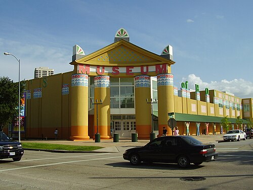 Postmodern acroteria on the pediment of the Children's Museum of Houston, Houston, US, by Robert Venturi, 1992[13]