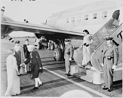 Jawaharlal Nehru, dressed in churidar, being received by U.S. president Truman in Washington D.C. (October 1949)