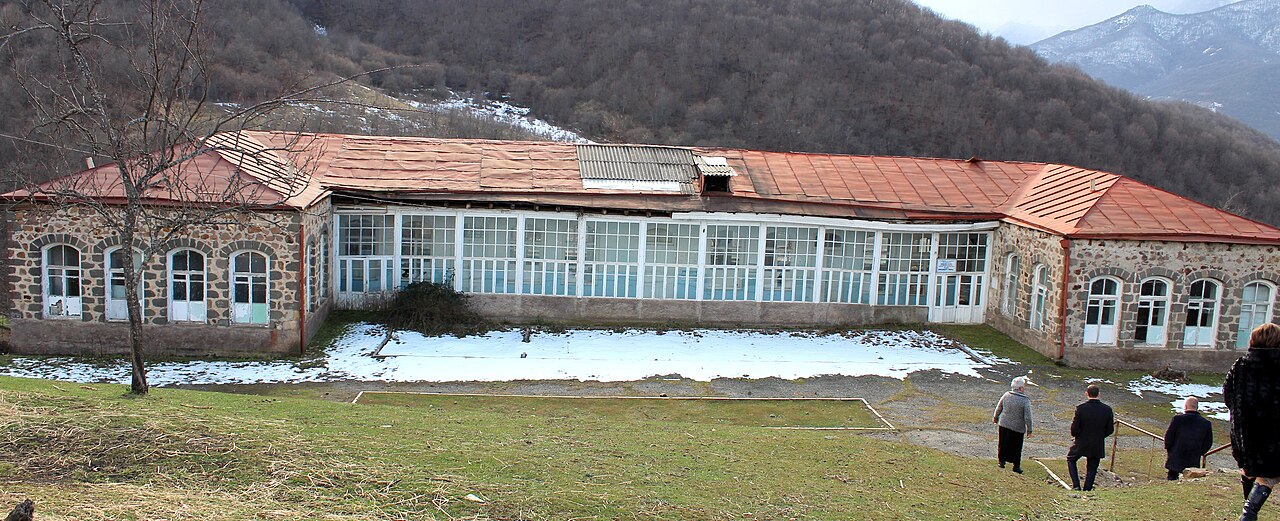 Շրվենանց գյուղի դպրոց.jpg