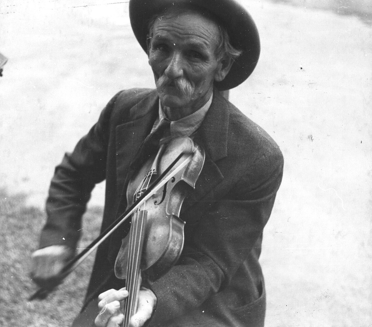 Fiddlin Bill Henseley, Mountain Fiddler, Asheville, North Carolina by Ben Shahn, 1937 LOC 290626613.jpg