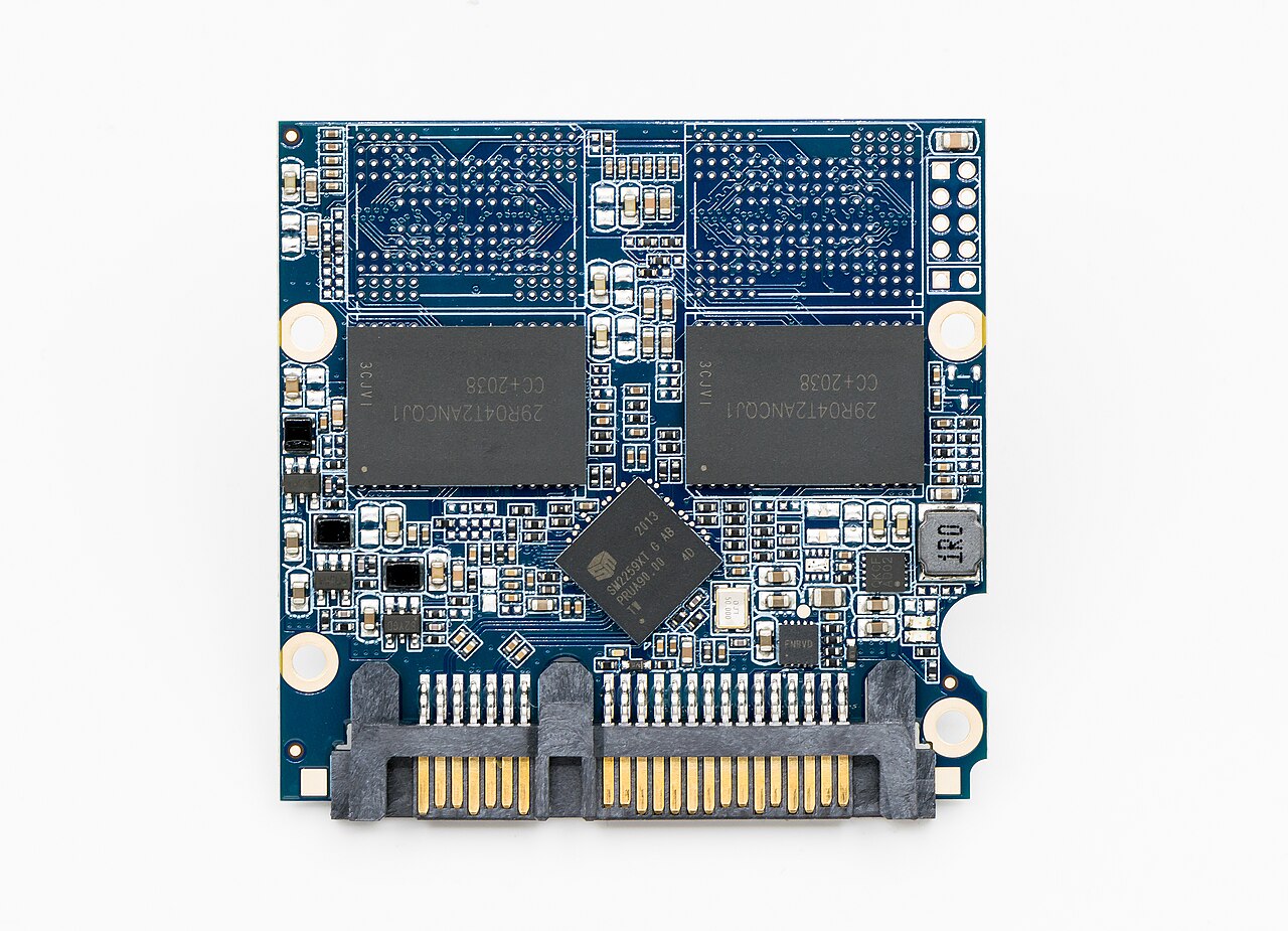 2023 Dysk SSD Patriot P210 1TB wewnątrz.jpg