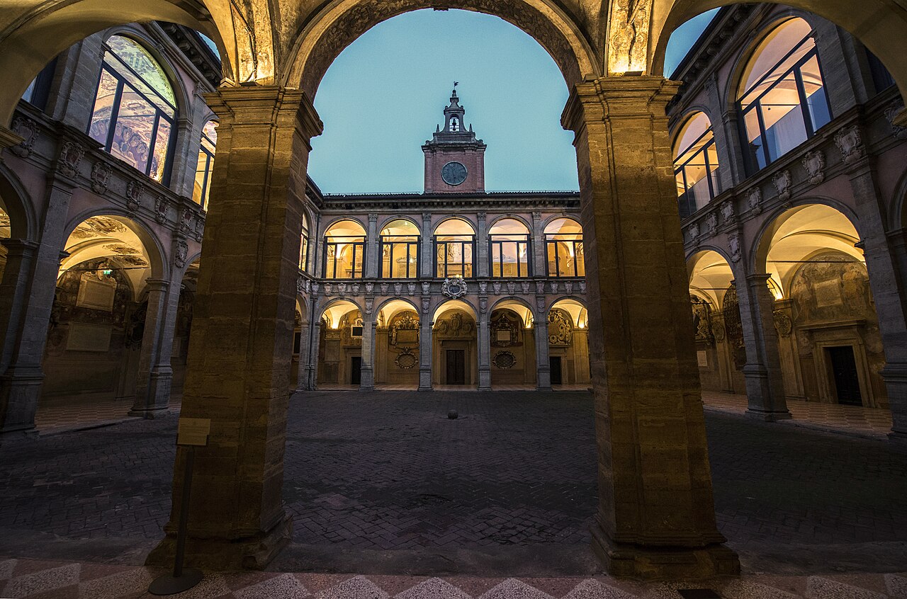 Archiginnasio ora blu Bologna.jpg