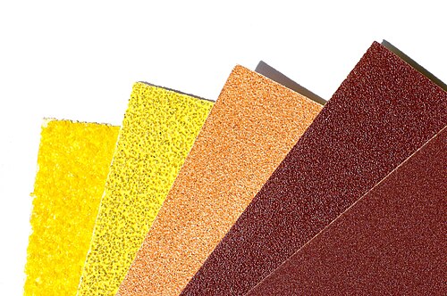 Sheets of sandpaper with different grit sizes (40 (coarse), 80, 150, 240, 600 (fine))