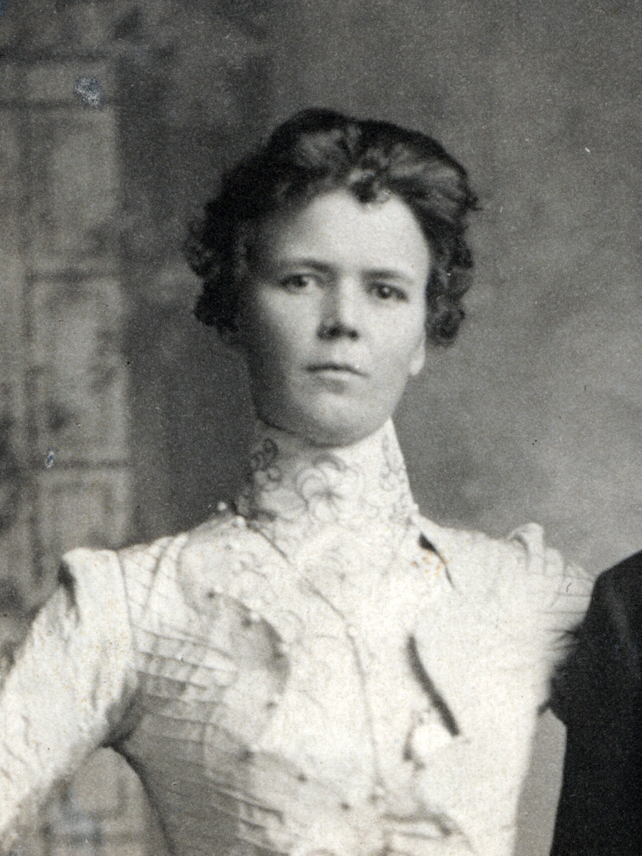 Della Moore using alias of Annie Rogers, circe 1890-1904 (cropped).jpg