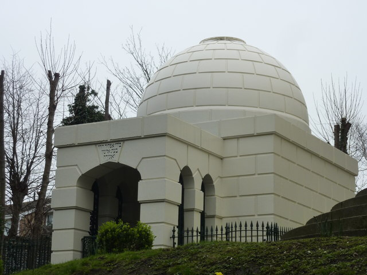 Ramsgate Montefiore Mausoleum-geograph.org.uk-2847126.jpg
