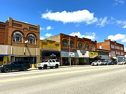On Henryetta’s Main St, 6-2026, inc. (L-R) commercial buildings from 1909, 1908 & 1905; the Citizens Bank from 1904; & at far right, the Opera House from 1910.