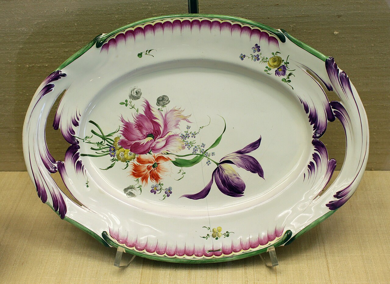 Plat Décor floral Niderviller Période Beyerlé Kunstgewerbemuseum Berlin 05052018.jpg