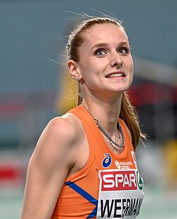 Photo of Britt Weerman looking up