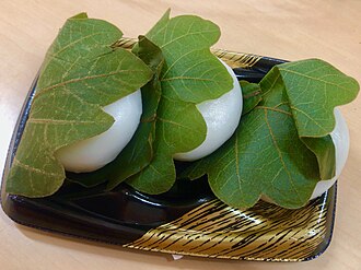 Kashiwa-mochi, Japanese rice cakes wrapped in oak leaves