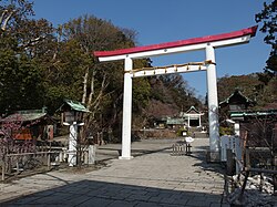 White and red torii at Kamakura-gū
