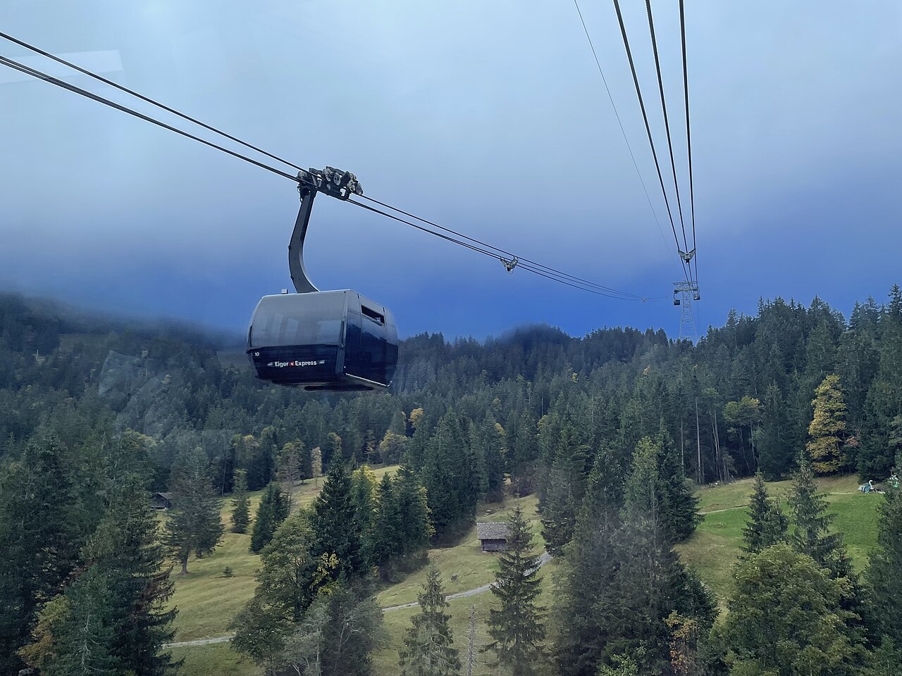 Eiger Express vor Nebelwand.jpg