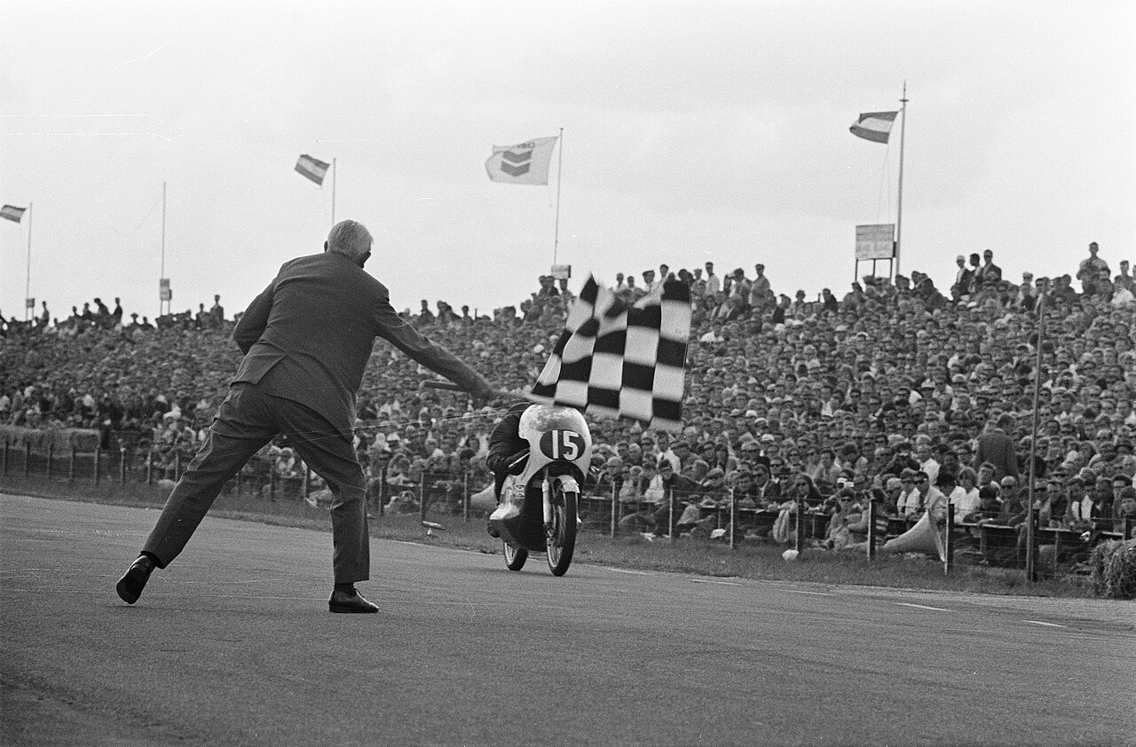 Het afvlaggen van Dave Simmonds, de winnaar van de 125cc, Bestanddeelnr 922-5835.jpg
