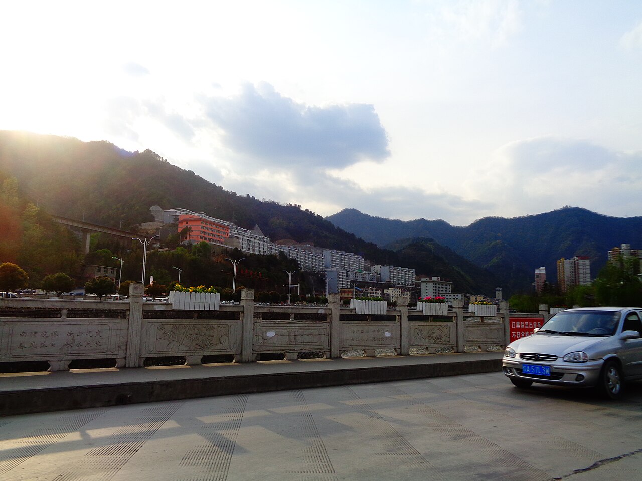 柞水 211国道桥上看柞水县城.jpg