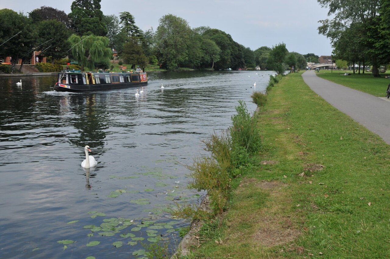 Thames Side Promenade - geograph.org.uk - 2606364.jpg