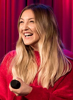 Julia Michaels performing in 2017