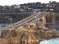 The two parallel cantilever bridges in 2020. The former suspension bridge has been removed.