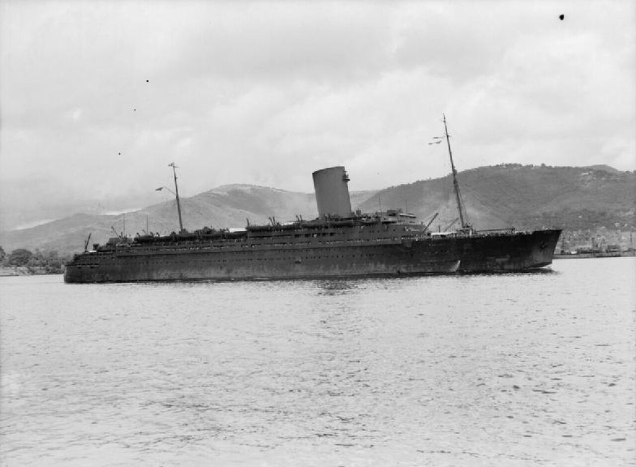 SS Pasteur transporting troops and leaving port A10612.jpg