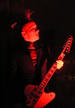 Skold performing with Marilyn Manson in 2007