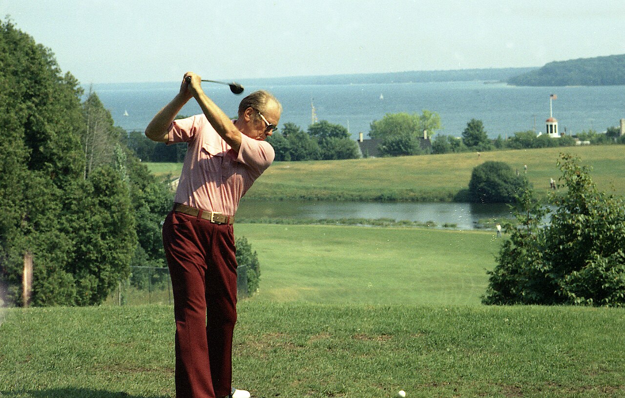 President Ford plays golf - NARA - 7141223.jpg
