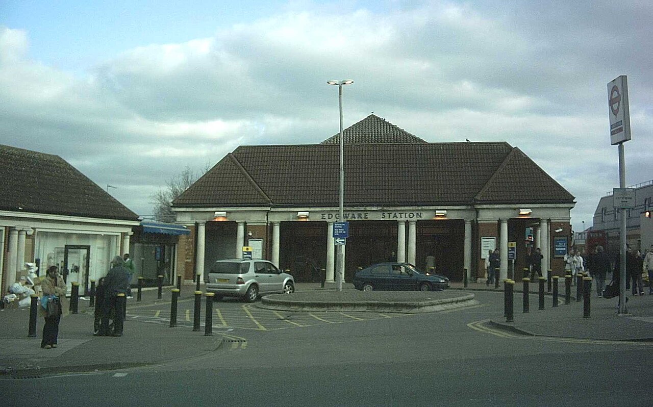 Edgware stn.jpg