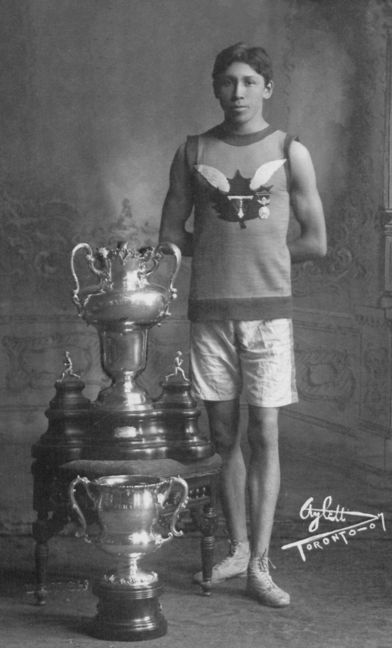 T Longboat, the Canadian runner Standing (HS85-10-18314).jpg