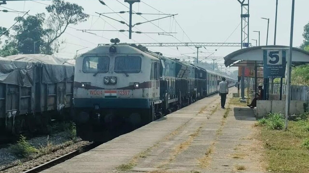 Matsyagandha Express at Surathkal station.jpg