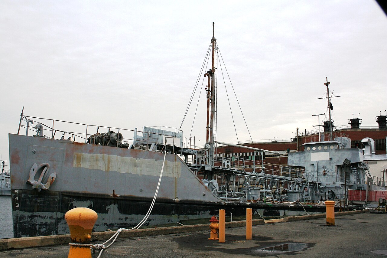 Navy YO 260 at Philadelphia.JPG
