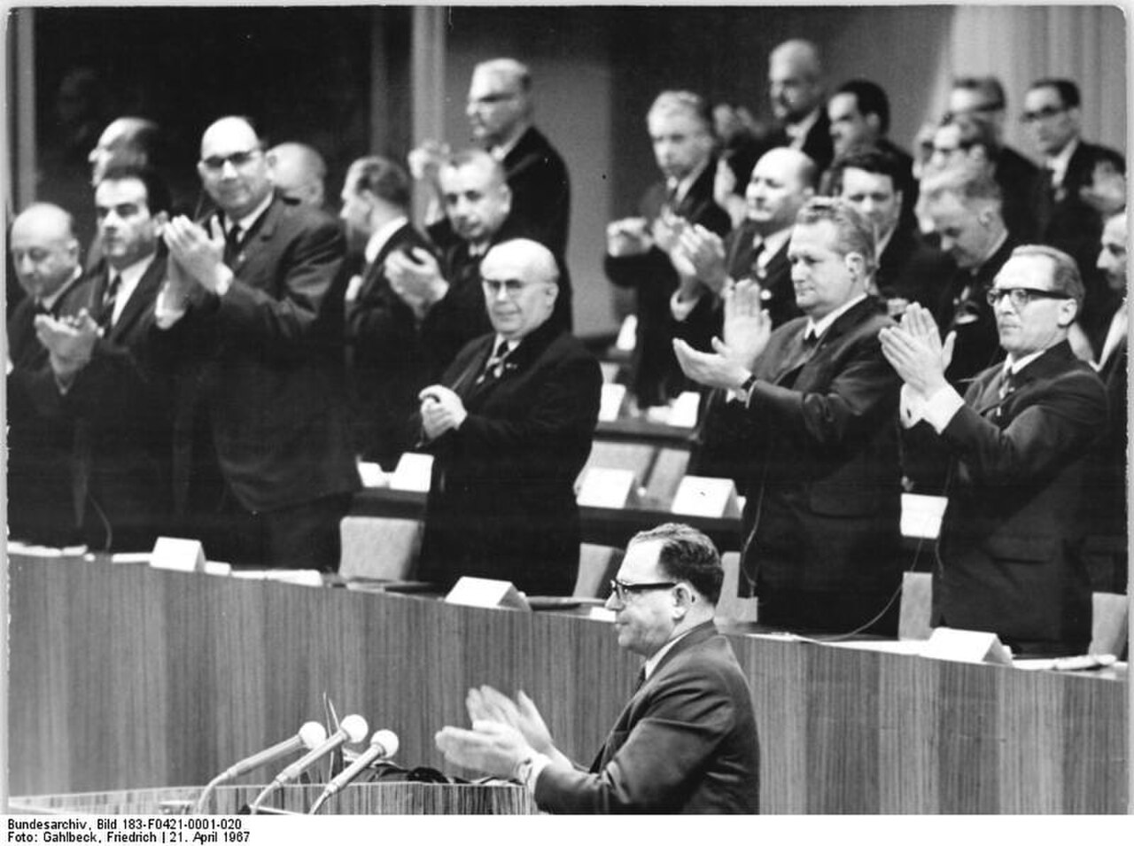Bundesarchiv Bild 183-F0421-0001-020, Berlin, VII. SED-Parteitag, 5.Tag.jpg