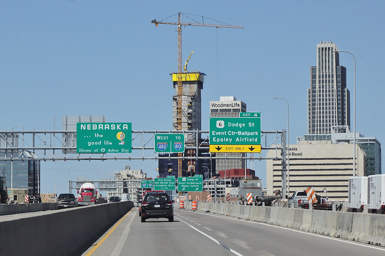 Omaha skyline on I-480 over the Missouri River.jpg