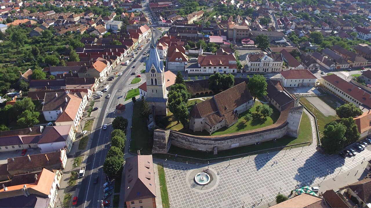 Muzeul Traditiilor si Biserica fortificata din Codlea.jpg