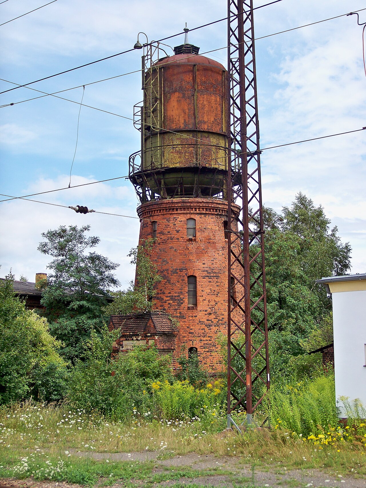 Grosskorbetha Bahnhof Wasserturm.jpg