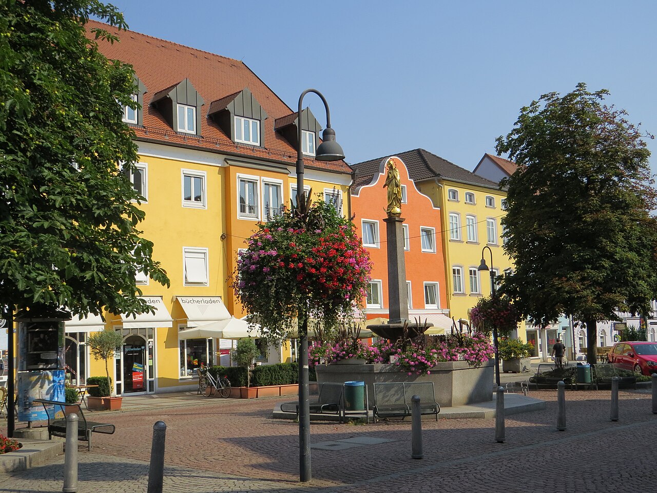 Dingolfing - Marienpl m Mariensäule v SO.JPG