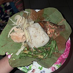The dish served with white sticky rice