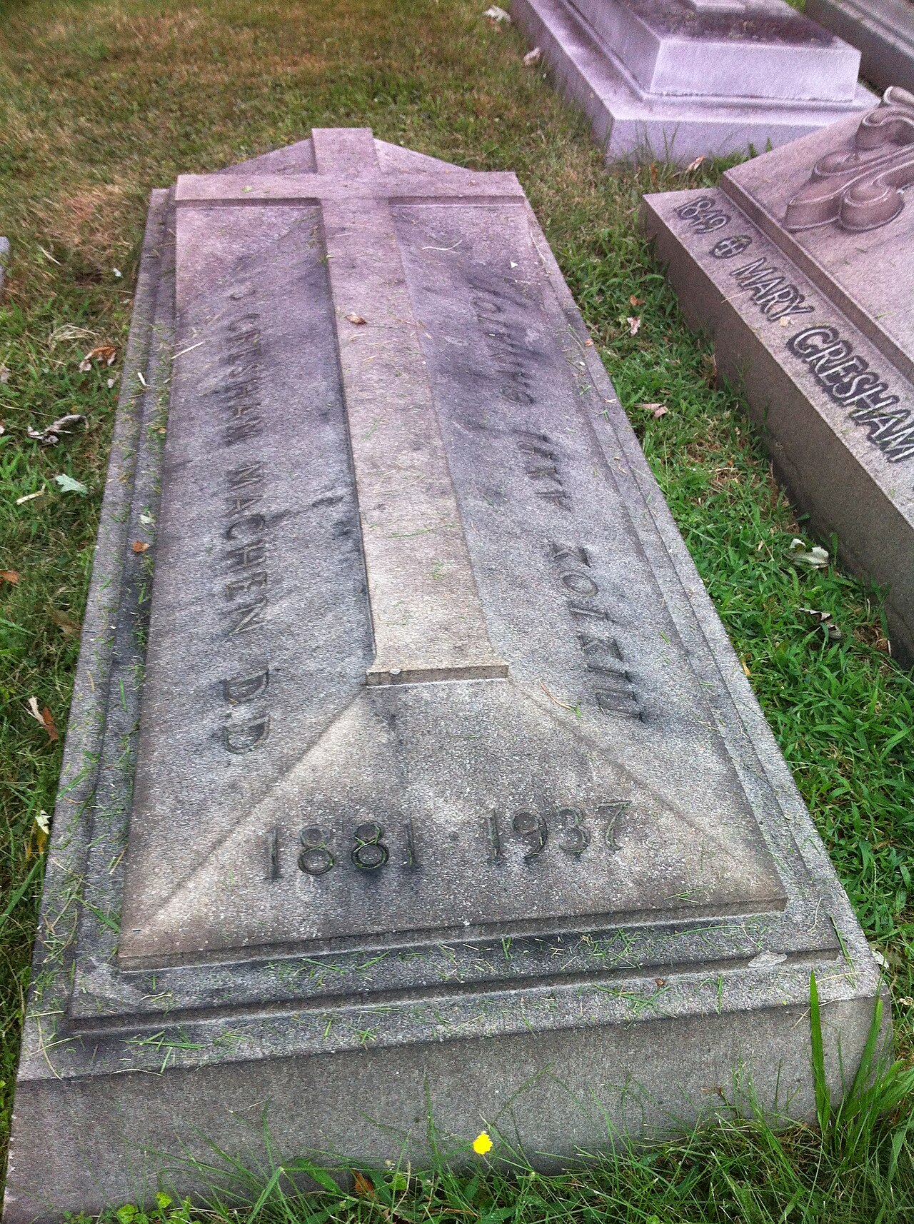 Front shot of the grave of Presbyterian theologian J Gresham Machen in Greenmount Cemetery in Baltimore, Maryland.JPG
