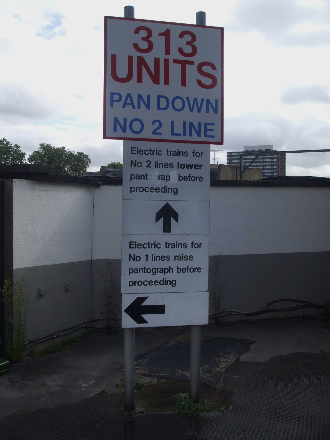 Camden Road stn eastbound AC DC electrification warning.JPG