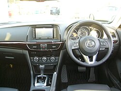 Interior (pre-facelift)