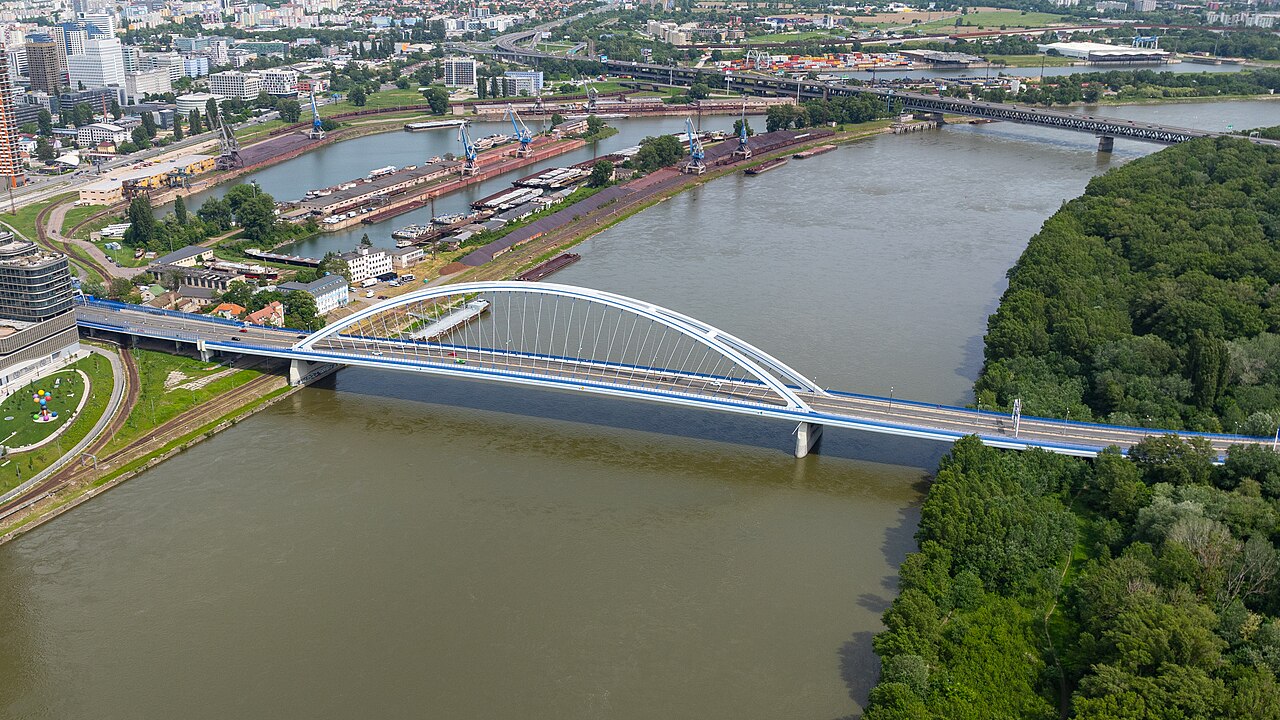 Slovakia bratislava apollo bridge.jpg