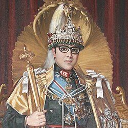 Birendra Bir Bikram Shah wearing the modern form of the Shripech, c. 1972–2001.
