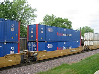 Articulated well cars with containers