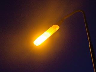 A low-pressure sodium street light running at full brightness