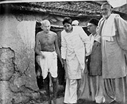 Gandhi and Badshah Khan in Bela, Bihar, after attacks on Muslims, 28 March 1947.
