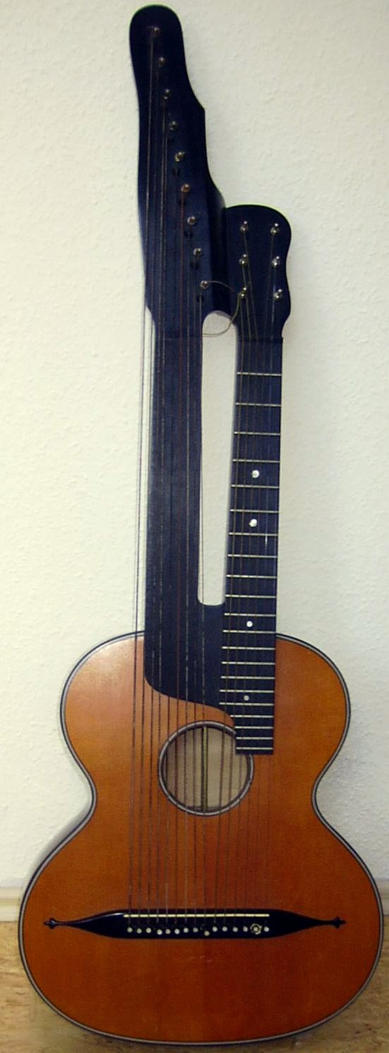 Schrammelgitarre.jpg